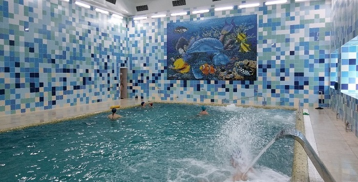 Бассейн с теплой минеральной водой
